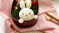 Miffy mengintip dari dalam bekal. Di belakangnya ada aneka pelengkap seperti sayur, tamago dan karaage. Nyam nyamm! Foto: Instagram antsbento