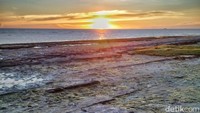 Tak banyak yang tahu, bagaimana lempengan bebatuan yang berada di bibir pantai itu ada. Padahal pegunungan sangat jauh dari lokasi itu. (Bakrie/detikTravel)