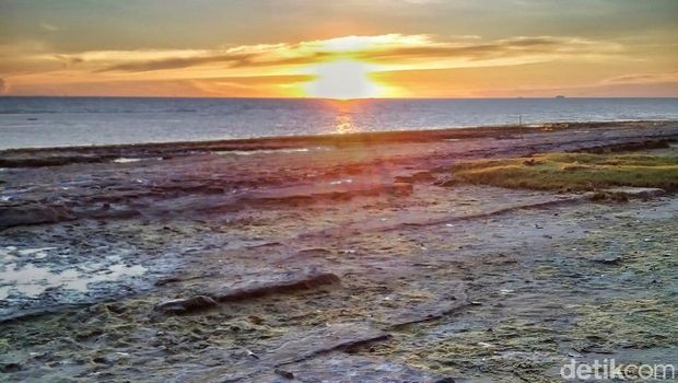 Pantai Di Maros Yang Dipenuhi Gugusan Batu Eksotik