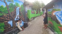 Dari mulai lukisan binatang, panorama alam, hingga pesan-pesan kebersihan dan anti narkoba. Banyak traveler yang foto-foto di sini. (Iqbal/detikTravel)