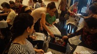 Bertempat di Tugu Kunstkring Paleis, Jakarta, para wanita belajar mengikuti pola, mewarnai sampai membatik dengan cap (Shinta/detikTravel)