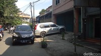 Dalam perdebatan, Fajar meminta petugas Dishub menaruh rambu dilarang parkir di sepanjang jalan tersebut. Bahkan ia menantang petugas menganggarkan pengadaan rambu kepada dirinya.