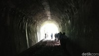 Tetapi terowongan di atas perbukitan ini kerap dikunjungi orang-orang untuk sekadar berswafoto atau bahkan memiliki tujuan tertentu (Tri Ispranoto/detikTravel)