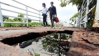 Warga melintas di JPO Pasar Jembatan Dua, Tambora, Jakarta Barat, Jumat (23/3).