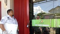 Awak media yang ingin meliput tentang penggeledahan tersebut dilarang untuk memasuki kantor dan hanya dibiarkan untuk menunggu di depan pintu.