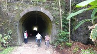 Pada titik awal keberangkatan kereta akan melewati Terowongan Philip yang berada di Kampung Pagak, Kota Banjar. Terus menuju selatan jejak kereta masih bisa terlihat dari Viaduct Cikotok yang masih terlihat jika berkendara via arteri Banjar-Pangandaran (Tri Ispranoto/detikTravel)