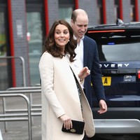 Menyempurnakan gayanya, clutch hitam yang warnanya disenadakan dengan high heels simpelnya. (Foto: Getty Images)