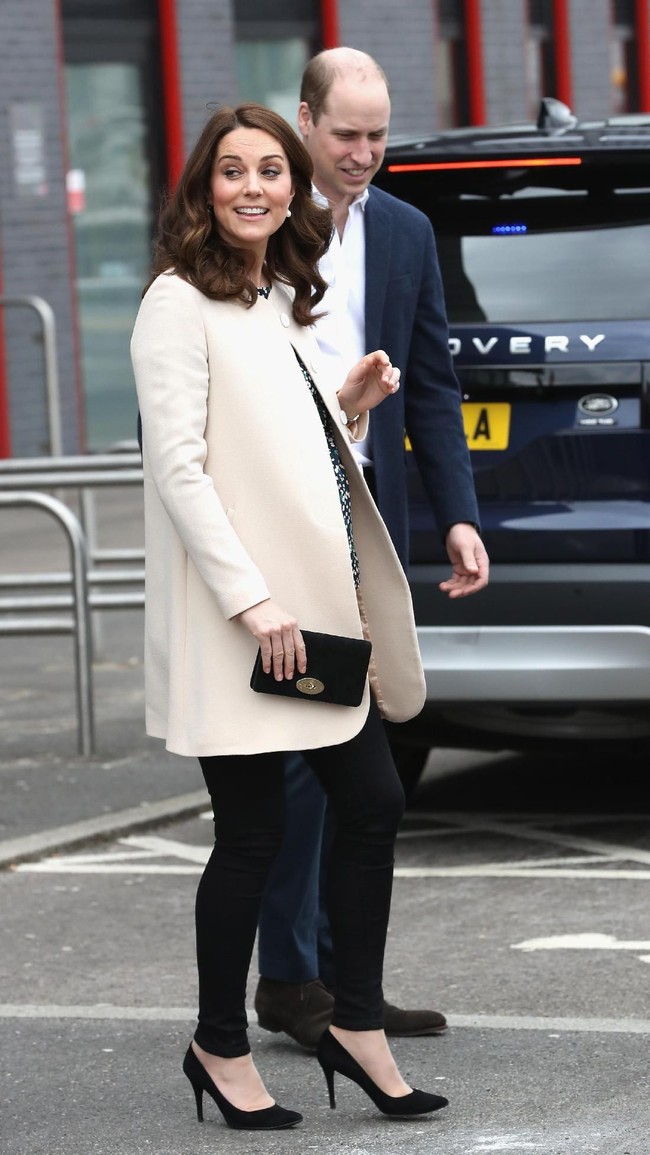 Menyempurnakan gayanya, clutch hitam yang warnanya disenadakan dengan high heels simpelnya. (Foto: Getty Images)