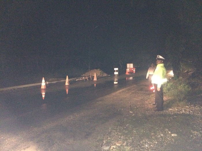 Jalur Lintas Medan-Aceh Longsor, Tiang Listrik Ambruk