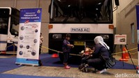 Sebanyak 8 bus berada di dalam gedung, 2 sisanya berada diluar untuk ditumpangi sekaligus berjalan-jalan di sekitar lokasi pameran.
