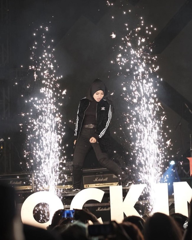 Begitupun dengan busananya saat tampil di panggung Purwekorto. Tantri tetap memakai hijab saat menyanyi rock. Penampilan hijabnya tidak mengurangi kualitas penampilannya kala itu. Foto: Instagram