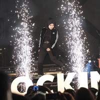 Begitupun dengan busananya saat tampil di panggung Purwekorto. Tantri tetap memakai hijab saat menyanyi rock. Penampilan hijabnya tidak mengurangi kualitas penampilannya kala itu. Foto: Instagram