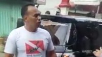 Anggota DPRD DKI Jakarta, Fajar Sidik, mengamuk saat mobilnya hendak diderek petugas Dishub. Fajar berulang kali menyebut dirinya sebagai anggota Dewan dan mempertanyakan aturan soal penderekan tersebut. Kejadian di Sawah Besar itu terekam dalam video yang beredar di media sosial. Mobil yang dikendarainya berada di bahu jalan dan telah melanggar aturan. (Foto: Screenshot Video Facebook)