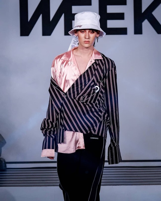 Aksi Varachartkul saat menjadi model runway. Foto: Instagram