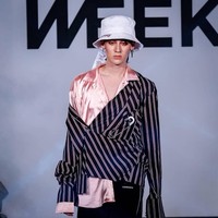 Aksi Varachartkul saat menjadi model runway. Foto: Instagram