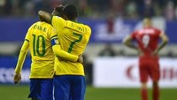 Pemain sayap Brazil Douglas Costa mengalami cedera hamstring saat melawan Kosta Rika. Menurut sang pelatih ia akan diistirahatkan sampai batas waktu yang belum ditentukan. (Foto: Rodrigo Buendia/AFP Photo)