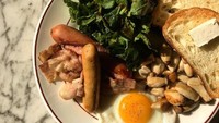 Untuk sarapan ada breakfast plate. Roti sourdough dengan salad, sosis, beef bacon, jamur tunis dan telur ceplok.Foto: Instagram : brancusi_cafe