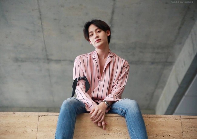 Selain petugas bandara, ia juga berprofesi sebagai model yang tergabung di agensi Magnet Model.  Foto: Instagram