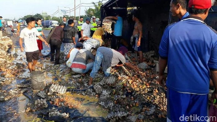 Truk Angkut Kecap dan Telur Terguling di Pantura, Jawa Tengah