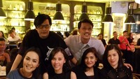 Ngumpul bersama teman makin seru sambil ditemani makanan enak. Ada ayam goreng tepung yang enak dicocol sambal. Foto: Instagram dewigita01