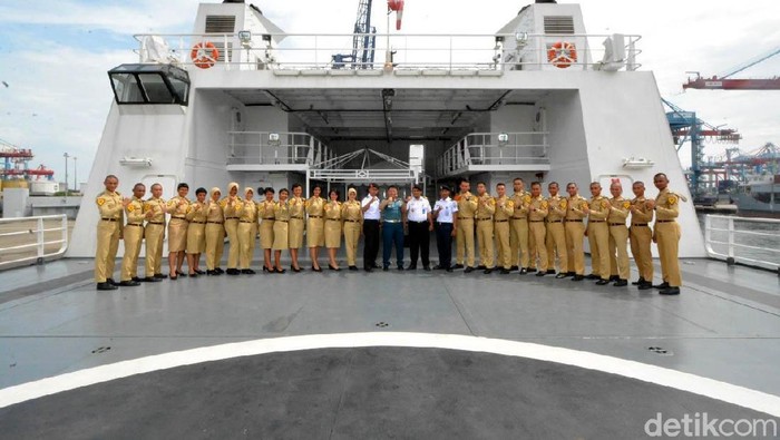 Para siswa Sekolah Tinggi Ilmu Pelayaran (STIP) berkunjung dan melihat langsung KN Tanjung Datu Bakamla RI, yang bersandar di Pelabuhan JICT, Tanjung Priok, Jakarta.