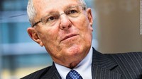 Dihadapkan pada situasi sulit ini yang secara tidak adil membuat saya tampak bersalah, saya pikir hal yang terbaik bagi negara ini adalah saya mengundurkan diri dari posisi kepresidenan republik ini, ucap Kuczynski dalam pernyataannnya yang ditayangkan televisi lokal. Saat menyampaikan pernyataan mundur ini, Kuczynski didampingi oleh anggota kabinetnya yang berdiri di belakangnya dengan raut wajah sedih. (Foto: Dok. Christopher Goodney/Bloomberg/Getty Images)