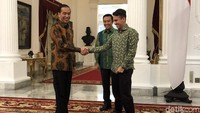 Pesepakbola Egy Maulana Vikri, mendatangi Istana Kepresidenan Jakarta menemui Presiden Jokowi. Egy memang telah dikontrak oleh klub Polandia. Namun saat ini dia berada di Indonesia untuk memperkuat Timnas U-23. Belum diketahui apa yang dibahas bersama Jokowi karena pertemuan berlangsung secara tertutup (Foto: Ray Jordan/detikcom)