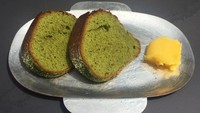 Matcha cake homestyle ini paling enak dinikmati dengan cafe latte. Empuk dengan wangi matcha yang semerbak. Foto: Instagram : brancusi_cafe