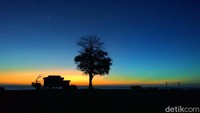 Masuk ke dalam kawasan pantai, traveler tidak akan dipungut biaya alias masih gratis. Mau ke sini? (Bakrie/detikTravel)