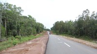 Kondisi jalan baik bahkan dapat ditemui ruas jalan beraspal cukup panjang, lengkap dengan garis median.Foto: Dok. Kementerian PUPR.