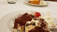 Dessert cokelat di Ristorante Buca Mario ini kelihatan enak ya. Buktinya Dewi sampai menulis, Ampuuunnn dijeyyyy... enaakk semua eta makanannya... Foto: Instagram dewigita01