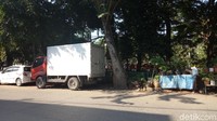 Kalau memang nggak boleh (parkir), tolong larangannya ditaruh. Saya nggak akan parkir di sini. Ajukan ke saya (pengadaan rambu). Saya DPRD, kita pasang semua. Kita anggarkan di DPRD, ujarnya.