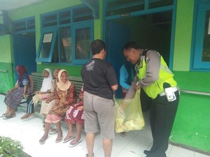 Inspiratif! Komunitas di Lamongan Ini Bagikan Nasbung Tiap Jumat