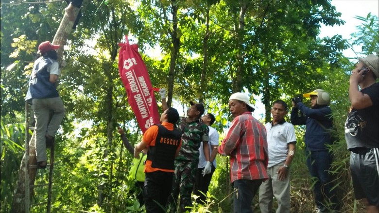 Ngeri! Anak Tewas Dicekik dan Jasad Ayah Tergantung di Sukabumi Ngeri! Anak Tewas Dicekik dan Jasad Ayah Tergantung di Sukabumi