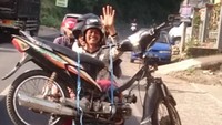 Sirkus jalanan yang membahayakan. Foto: Facebook Susanto Hidayat (https://pasangmata.detik.com/)
