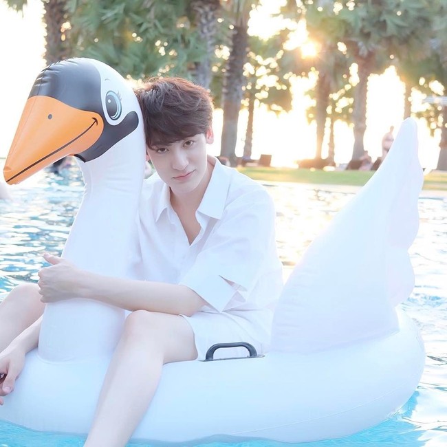 Wongsathorn Varachartkul kerap menghadiri berbagai acara fashion. Pria berkulit putih ini juga pernah menjadi model untuk Louis Vuitton dan brand busana pria lokal Leisure Project Store. Foto: Instagram