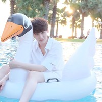 Wongsathorn Varachartkul kerap menghadiri berbagai acara fashion. Pria berkulit putih ini juga pernah menjadi model untuk Louis Vuitton dan brand busana pria lokal Leisure Project Store. Foto: Instagram