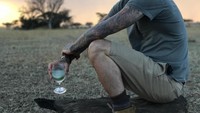 Santai sore menikmati sunset ditemani segelas minuman dingin. Gayanya bukan seperti pemain bola ya? Lebih mirip traveler. Foto: Instagram @davidbeckham