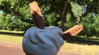 Bukan hanya cewek-cewek saja yang suka es krim. Beckham juga doyan es krim. Coba lihat nih tangannya menggenggam es krim dalam cone. Yummy! Foto: Instagram @davidbeckham