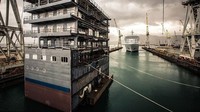 Foto: Setelah siap, bagian kapal yang baru akan dibawa ke kapal yang akan dimodifikasi. Proses pemasangannya pun cukup unik (Silversea)