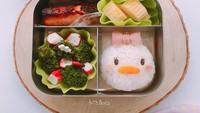 Bento lengkap ini sehat banget! Dilengkapi ikan panggang dan brokoli. Antsbento membuat bento setiap hari lho! Wah, kalau jadi anaknya pasti senang banget nih. Foto: Instagram antsbento