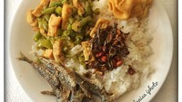 Tidak lengkap rasanya menyantap tumis buncis tanpa nasi putih hangat, apalagi jika dipadukan dengan teri kacang dan ikan asin. Sedapnya makan siang milik @atikmuttaqin ini. Foto: Instagram
