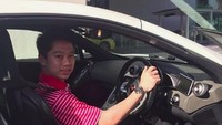 Pertama kalinya Kevin mengendarai mobil super buatan Inggris McLaren di Singapura. Foto: Instagram Kevin Sanjaya
