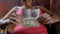 Venezuela tengah mengalami krisis ekonomi yang tak kunjung usai. Bolivar Venezuela telah anjlok 95,5% terhadap dolar AS di pasar gelap. Bahkan beberpa kota telah menerbitkan mata uang sendiri, seperti Kota Elorza ini. REUTERS/Marco Bello.