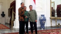 Didampingi Menpora Imam Nahrawi, pesepakbola Egy Maulana Vikri tersenyum saat menyalami Presiden Republik Indonesia Joko Widodo.