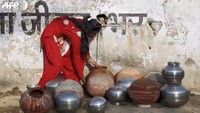 Tampak seorang perempuan di India merapikan tempat air (Foto: Dok. AFP)