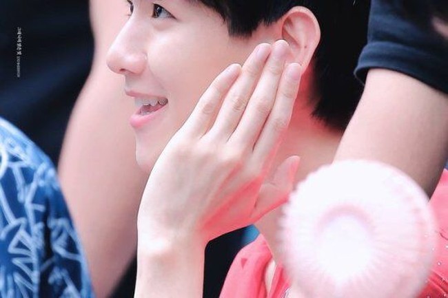 Baekhyun EXO dikenal punya tangan yang lentik. Jari tangan pria 26 tahun itu tampak panjang dan cantik, begitu juga dengan kukunya. Baekhyun pernah mengaku jika jari lentiknya diturunkan dari sang ibu. Sebuah akun Twitter bahkan didedikasikan untuk mem-posting jari Baekhyun. Foto: Istimewa