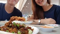 Mblo.. Mblo, tulis akun @kaesangp. Iya deh yang lagi makan bareng pacarnya. Tapi sapi lada hitam dan ayam goreng renyahnya menggiurkan, ya. Hihi Foto: Instagram @kaesangp