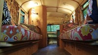 Tampilan bus itu sangat menyegarkan mata, dengan cat di bagian luar berwarna hijau sedangkan bagian dalam dilapisi warna cokelat kayu. Istimewa/Inhabitat.