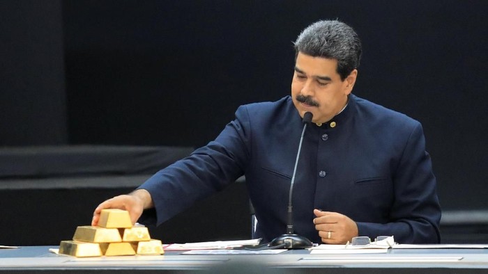 Krisis ekonomi di Venezuela tak kunjung usai. Saat memimpin rapat dengan para menteri sektor ekonomi, Presiden Venezuela Nicolas Maduro pamer emas batangan.